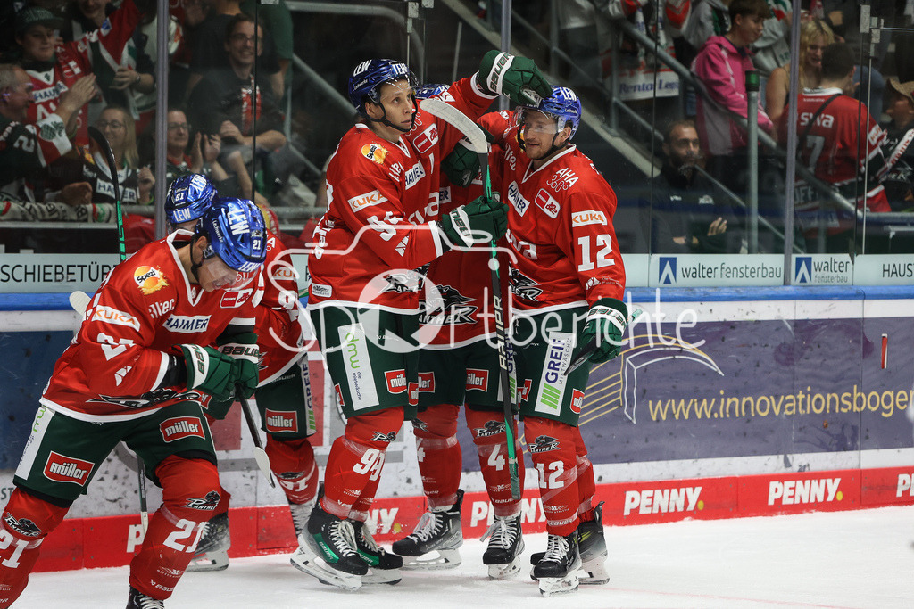 Augsburger Panther - Schwenninger Wild Wings | Jubel nach dem Ausgleich zum 1-1 druch Jere KARJALAINEN (AEV #21) / Tor / Torschuetze / Freude / Torjubel