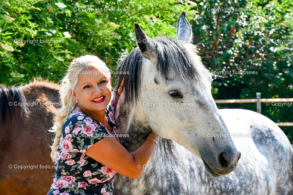 Daniela Urich_ Schlagersaengerin_ Tiergnadenhof_ 18.06.2023-14 | 18.06.2023, Schwanenstadt, AUT, Daniela Urich, im Bild Daniela Urich (Schalgersaengerin, Coiffeur-Kosmetik, Hotelier, Betreiberin eines Tier Gnadenhof) bei ihren Tieren am Gnadenhof