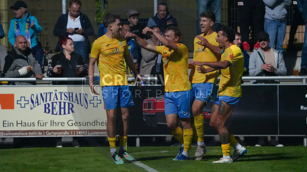 Fußball, Herren, Saison 2025/2026, Regionalliga Nordost, 4. Spieltag, FSV 63 Luckenwalde vs. BFC Preussen, Samstag 22.08.2025, Werner-Seelenbinder-Stadion Luckenwalde | Fußball, Herren, Saison 2025/2026, Regionalliga Nordost, 4. Spieltag, FSV 63 Luckenwalde vs. BFC Preussen, Samstag 22.08.2025, Werner-Seelenbinder-Stadion Luckenwalde, Im Bild: Jubel beim FSV 63 Luckenwalde nach dem Treffer zum 3:0. - Realisiert mit Pictrs.com