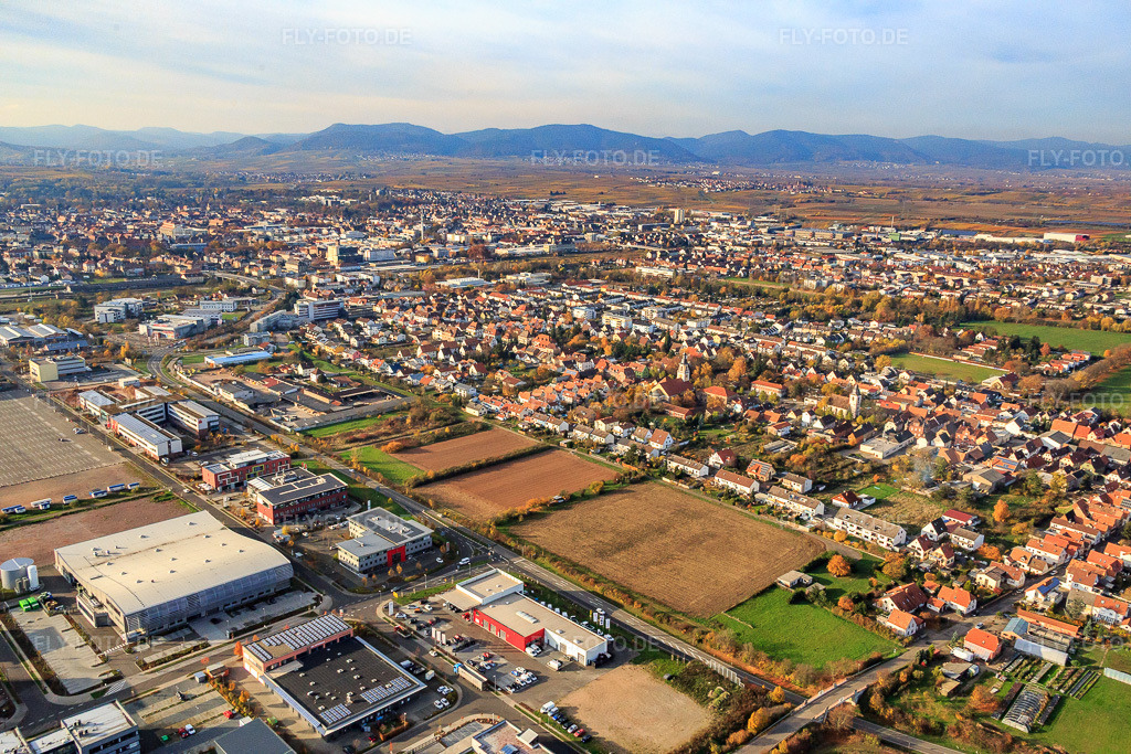 Luftbild: Industriegebiet Otto-Hahn-Straße mit Fischer Kraftfahrzeuge GmbH im Ortsteil Queichheim in Landau im Bundesland Rheinland-Pfalz in Deutschland. Foto: IMG_085096.jpg vom 08.11.2015 durch Werner Riehm/FLY-FOTO.de