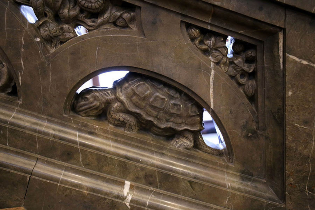 Foto: Leipzig - Schnecken am Neuen Rathaus - Schildkröte im Treppenhaus | Das Team hinter BILDLEXIKON LEIPZIG bündelt historische wie aktuelle Informationen über die Stadt Leipzig in Text und Bild auf einer Plattform und stellt diese der interessierten Öffentlichkeit zur Verfügung.