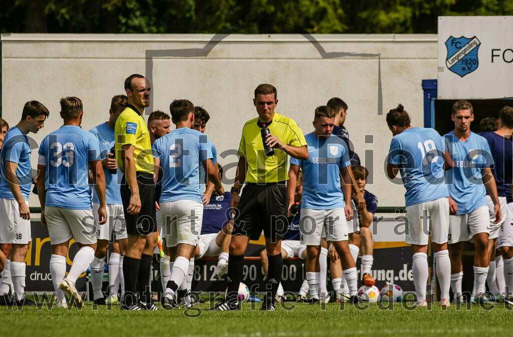 2023-08-26_098_FC_Langengeisling_gegen_TuS_Raubling | Erding, Deutschland, 26.08.2023:
Fußball, Bezirksliga Oberbayern Ost 2023 / 2024, 6. Spieltag, FC Langengeisling gegen TuS Raubling, Endergebnis: 2:0

Schiedsrichter Moritz Decker

Foto: Christian Riedel / fotografie-riedel.net