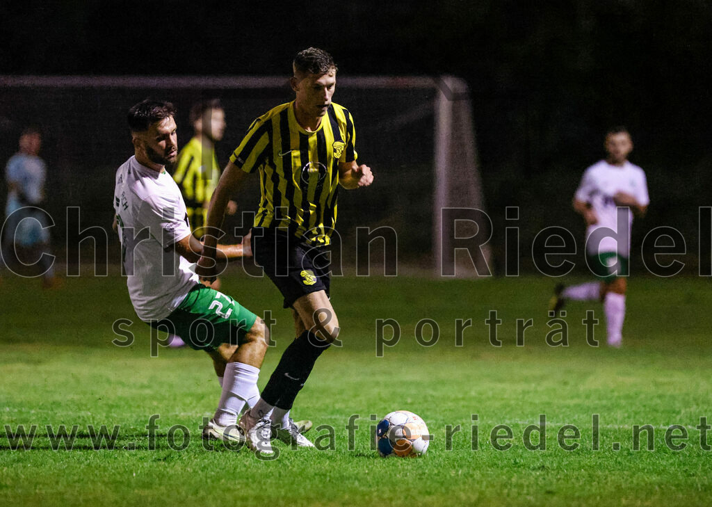 2023-09-15_051_FC_Moosinning_gegen_SV_Waldperlach | Moosinning, Deutschland, 15.09.2023:
Fußball, Bezirksliga Oberbayern Ost 2023 / 2024, 9. Spieltag, FC Moosinning gegen SV Waldperlach, Endergebnis: 0:1

Roberto Valanzano (SV Waldperlach, #27), Florian Jakob (FC Moosinning, #10)

Foto: Christian Riedel / fotografie-riedel.net