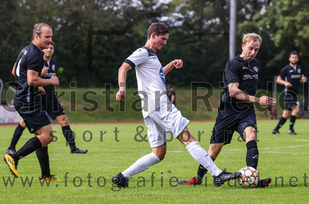2023-09-03_045_SV_Anzing_gegen_TSV_Ottobrunn | Anzing, Deutschland, 03.09.2023:
Fußball, Kreisliga 2023 / 2024, Testspiel, 3. Spieltag, Endergebnis: 3:0

Peter Rauch (SV Anzing, #6), Marius Flecke (TSV Ottobrunn, #5), Adrian Blumberg (SV Anzing, #10)

Foto: Christian Riedel / fotografie-riedel.net