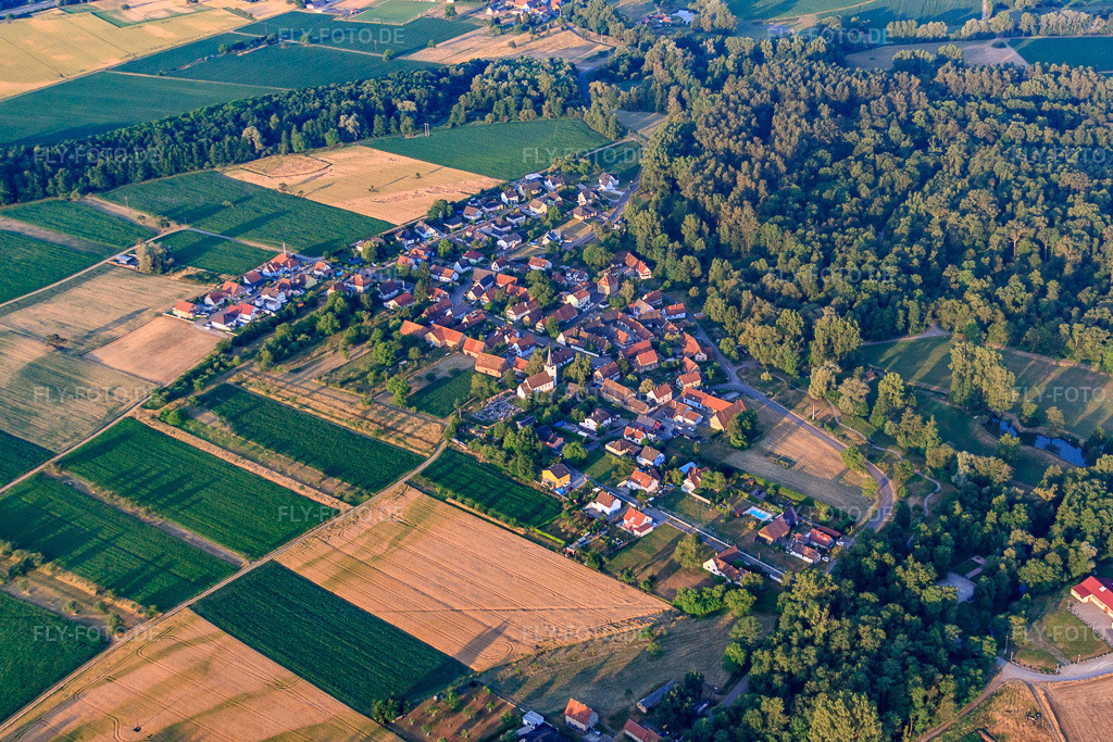 Luftbild: Ortsansicht aus Nordosten in Kauffenheim im Bundesland Bas-Rhin in Frankreich. – Foto: IMG_67997.jpg vom 19.06.2014 durch Werner Riehm/FLY-FOTO.de – Auflösung des Originals: 4752 x 3168 px