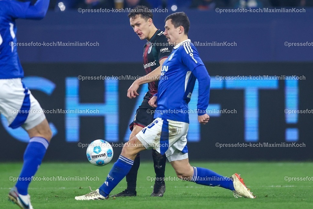 S0401022501051 | 01.02.2025, Fußball, FC Schalke 04 - 1. FC Magdeburg, 2.. Fußball Bundesliga, 20. Spieltag, Veltins-Arena Gelsenkirchen, Saison 2024 2025: Martijn Kaars (1.FC Magdeburg #9) im Zweikampf gegen Ron Schallenberg (S04 #6)DFB regulations prohibit any use of photographs as image sequences and or quasi-video.