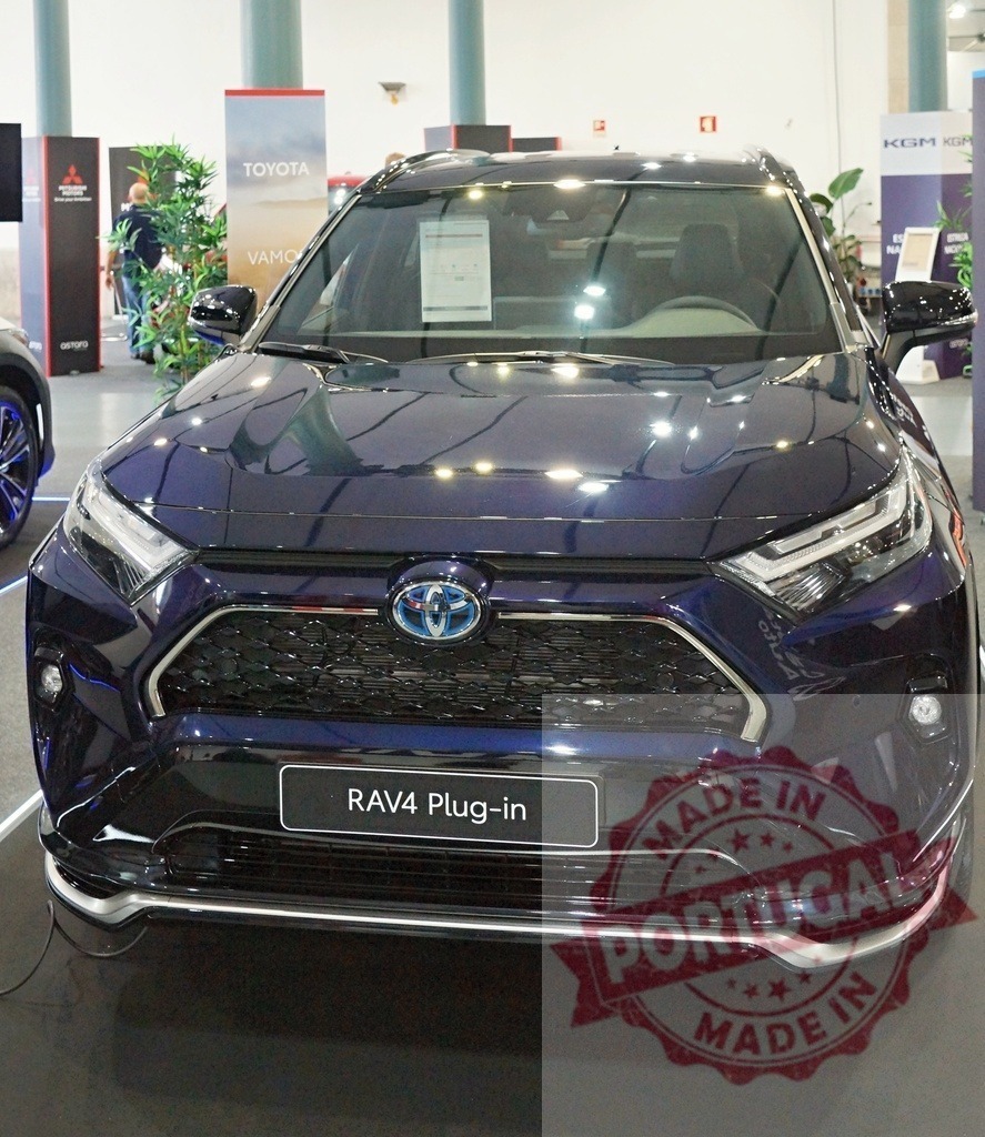 Toyota RAV4 Plug-in Hybrid SUV front view at car show | Toyota RAV4 Plug-in Hybrid vehicle presenting its front fascia at an automobile exhibition - Realisiert mit Pictrs.com