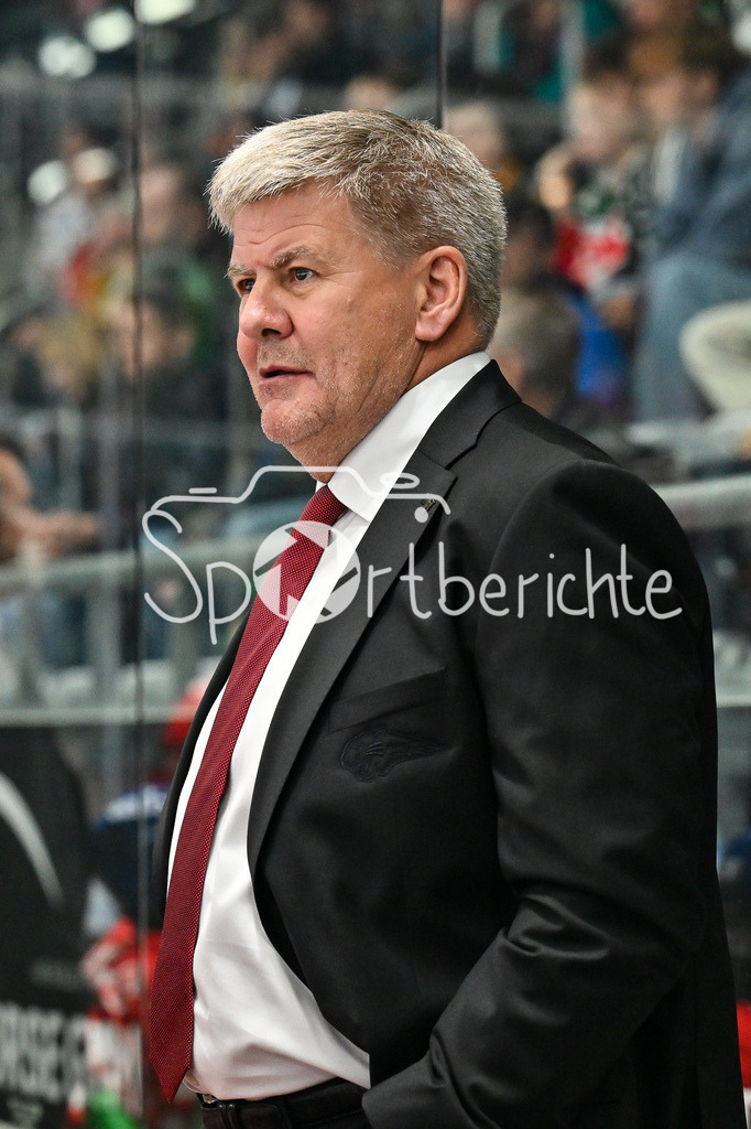 Augsburger Panther - Iserlohn Roosters | Im Bild Bill PETERS Trainer Augsburger Panther / Einzelfoto / Freisteller / Penny DEL: Augsburger Panther - Iserlohn Roosters; Curt Frenzel Stadion am 21.09.2025