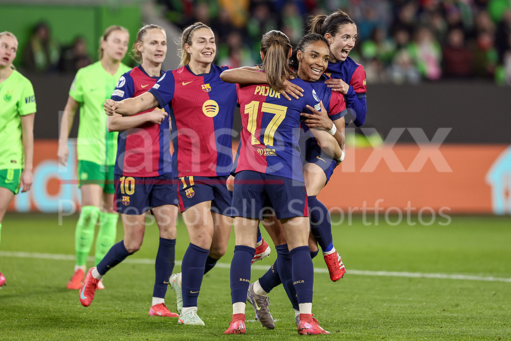Fussball, UEFA Womens Champions League, VfL Wolfsburg - FC Barcelona | v.li.: Caroline Graham Hansen (FC Barcelona, 10), Alexia Putellas (FC Barcelona, 11), Ewa Pajor (FC Barcelona, 17), Torschützin Salma Paralluelo (FC Barcelona, 7) und Aitana Bonmati (FC Barcelona, 14) mit Torjubel, Jubel, jubeln, jubelt, optimistisch, Spielszene, Highlight, Freude über das Tor zum 0:3