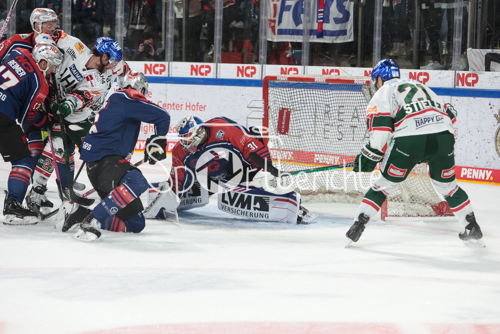 Nuernberg ICE Tigers - Augsburger Panther | Die Szene vor dem 2-3 fuer Augsburg - gleich schiebt David STIELER (AEV #21) zum 2-3 ein