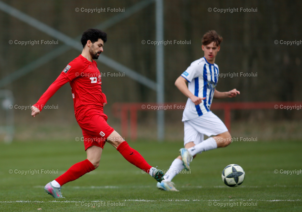 A_LUI_28032026_01 | SPORT,FUSSBALL, LT1 OOE LIGA ASKOE OEDT 1B-SV ZEBAU BAD ISCHL 28.03.2026 IM BILD:  BUENYAMIN KARATAS (OEDT1B) UND (BAD ISCHL) FOTO:FOTLUI 