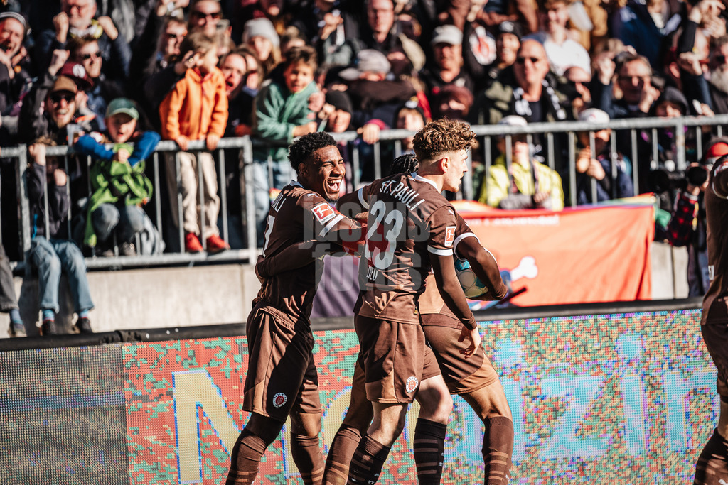 Fußball | Männer | Saison 2024/2025  | Fußball-Bundesliga | 28. Spieltag | FC St. Pauli vs. Borussia Mönchengladbach | 06.04.2025 | Torschütze Oladapo Afolayan (#17, FC St. Pauli) jubelt mit dem Team