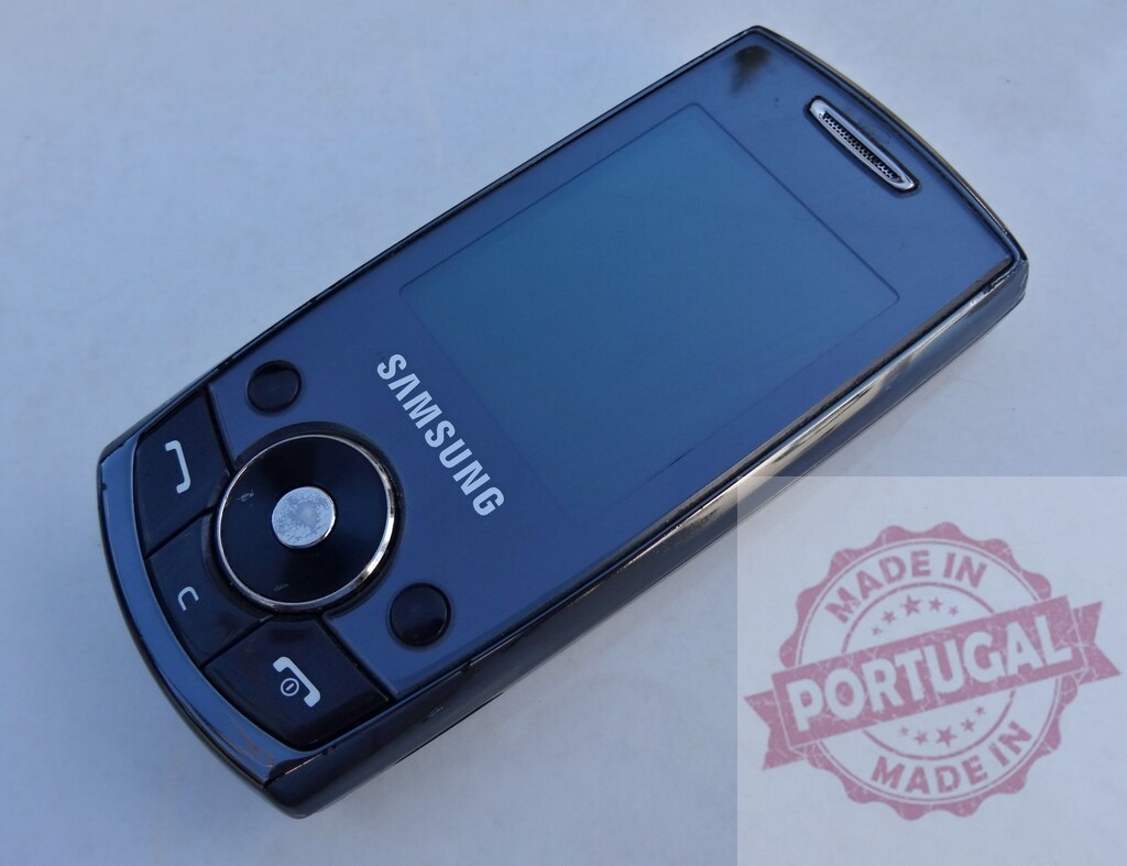 Samsung mobile phone showing blank screen on white background | Old Samsung mobile phone showing blank screen placed on a white background - Realisiert mit Pictrs.com
