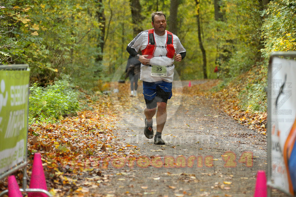 251026_1408_EX1_4129 | Sportfotografie im Rhein-Sieg Kreis, Köln, Bonn, NRW, Rheinland Pfalz, Hessen, etc. Unser Tätigkeitsfeld umfasst den Laufsport vom Volkslauf über den Marathon, Duathlon, Triathon bis zum Ultralauf wie Kölnpfad Ultra oder Schindertrail.