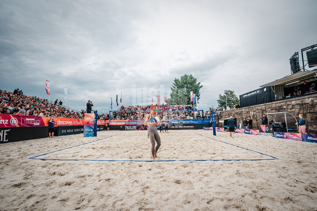 Beachvolleyball | Frauen | German Beach Tour 2024 | Tourstop Düsseldorf | 19.05.2024 | Paula Schürholz kurz vor der Angabe im vollen Stadion