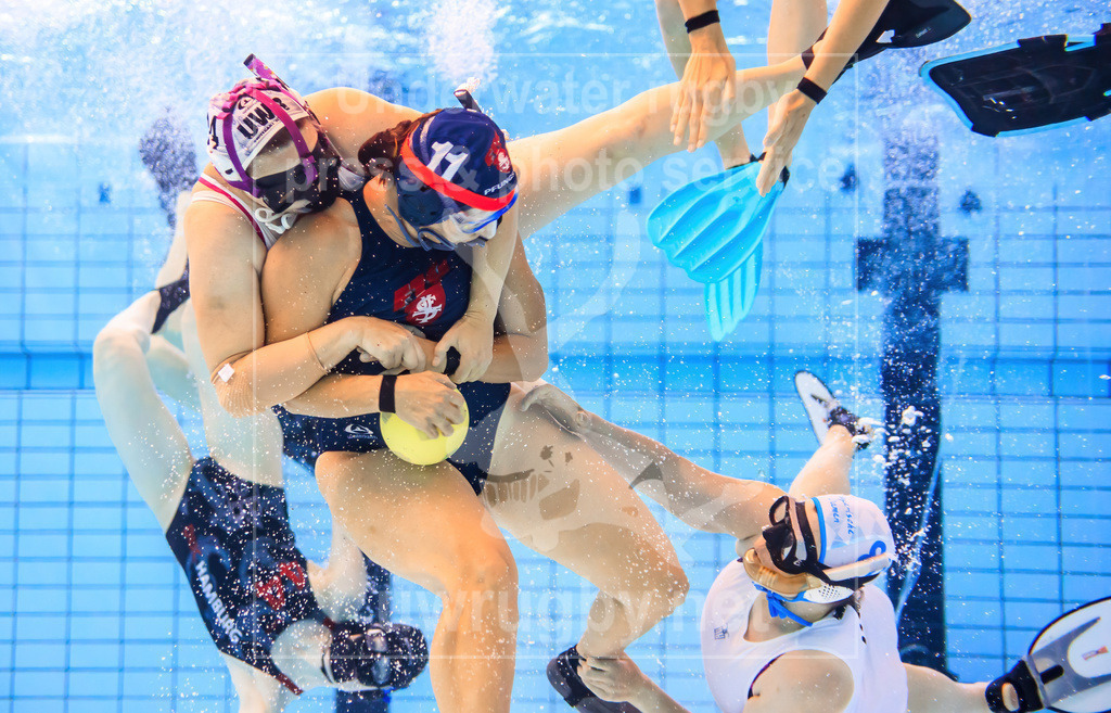 Deutsche Damen-Meisterschaft im Unterwasser-Rugby 2023 - Bild 32 | Unterwasseraufnahme des Spieles: 
DUC Hamburg (blau) vs. SG Bayerische Damen (weiß) - Realisiert mit Pictrs.com