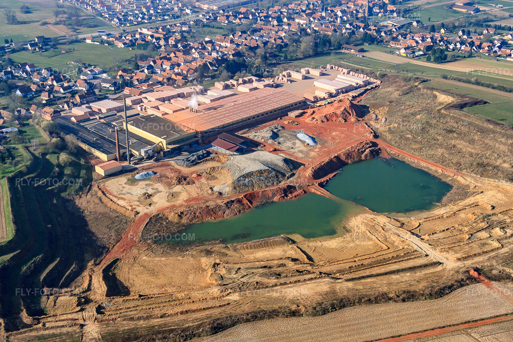 Aerial view: Wienerberger Briquette Factory Betschdorf north of the village in Betschdorf in the state Bas-Rhin, France. – Photo: IMG_62731.jpg taken on 03/09/2014 by Werner Riehm/FLY-FOTO.com – Resolution of the original: 4752 x 3168 px – wienerberger, leader mondial de la terre cuite : mur, toiture, façade
