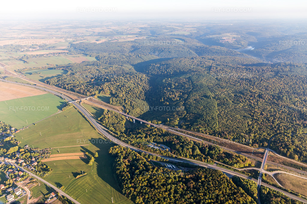 Aerial view: A4 motorway and TGV railway line in the SNCF network across the Vosges Mountains in Saverne in the state Bas-Rhin, France.Photo: IMG_111676.jpg taken on 09/16/2018 by Werner Riehm/FLY-FOTO.comResolution of the original: 5472 x 3648 px