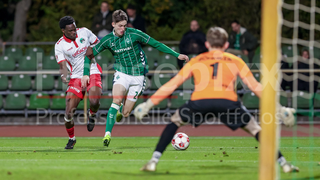 Fussball, Regionalliga Nord, SV Werder Bremen II - VfB Lübeck | v.li.: Joel Chinaemerem Amadi (VfB Lübeck, 37) und Dominik Kasper (SV Werder Bremen II, 24) im Zweikampf, Duell, Dynamik, Aktion, Action, Spielszene
