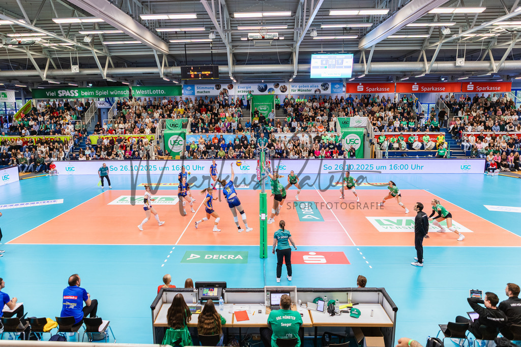 Volleyball, 1. Bundesliga Frauen, Hauptrunde, 1. Spieltag, Saison 2025/2026: USC Münster - SSC Palmberg Schwerin | 1. Bundesliga Frauen, Hauptrunde, 1. Spieltag, Saison 2025/2026, USC Münster empfängt SSC Palmberg Schwerin in der Sporthalle Berg Fidel in Münster. Foto: sportfotografie.ms | Markus Paletta - Realisiert mit Pictrs.com