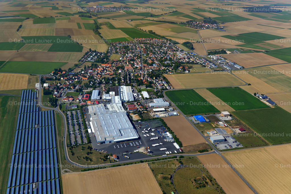 3650506 | GIEBELSTADT 13.09.2016 Firmengelände der " Bavaria Yachtbau GmbH " mit Hallen, Firmengebäuden und Produktionsstätten an der Bavariastraße in Giebelstadt im Bundesland Bayern, Deutschland. Weiterführende Informationen bei: Bavaria Yachtbau GmbH. // Company grounds and facilities of " Bavaria Yachtbau GmbH " on street Bavariastrasse in Giebelstadt in the state Bavaria, Germany. Further information at: Bavaria Yachtbau GmbH. Foto: Gerhard Launer