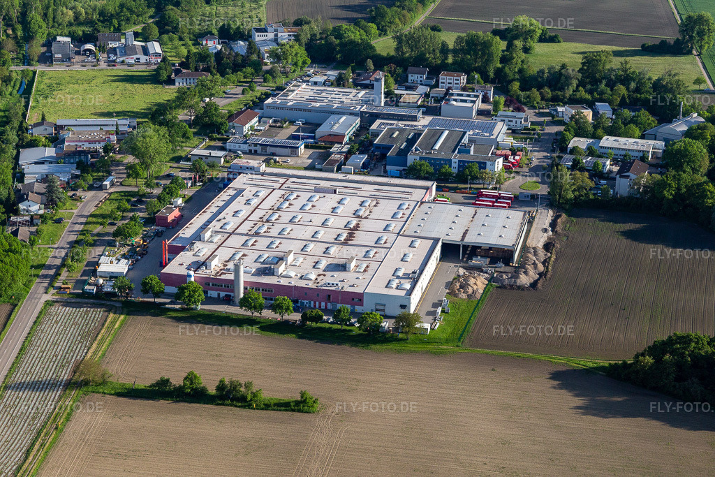 Luftbild: Werksgelände der Coca-Cola European Partners Deutschland GmbH in Neureut. im Ortsteil Neureut in Karlsruhe im Bundesland Baden-Württemberg in Deutschland. Foto: IMG_126789.jpg vom 28.05.2021 durch Werner Riehm/FLY-FOTO.de