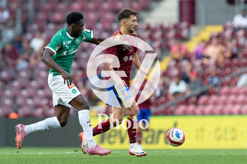 Brack Super League - Servette FC v FC Saint-Gall | Miroslav Stevanovic (9 Servette FC) goes forward (action) during the Brack Super League match between Servette FC and FC Saint-Gall at Stade de Geneve in Geneva, Switzerland