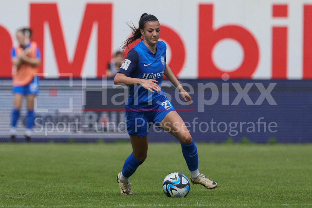 Fussball, 2. Frauen-Bundesliga, SV Meppen - VfL Wolfsburg II | v.li.: Vildan Kardesler (SV Meppen, 27) am Ball, Freisteller, Einzelbild, Ganzkörper, Aktion, Action, Spielszene, DIE DFB-RICHTLINIEN UNTERSAGEN JEGLICHE NUTZUNG VON FOTOS ALS SEQUENZBILDER UND/ODER VIDEOÄHNLICHE FOTOSTRECKEN. DFB REGULATIONS PROHIBIT ANY USE OF PHOTOGRAPHS AS IMAGE SEQUENCES AND/OR QUASI-VIDEO.