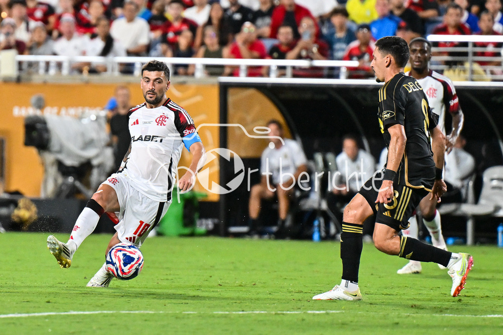 Los Angeles FC - CR Flamengo | Der Schuss von Giorgian de ARRASCAETA (Flamengo 10) geht an die Unterkante der Latte / torschuss / FIFA Club World Cup: Los Angeles FC - CR Flamengo, Camping World Stadium am 24.06.2025 / NOT FOR SALE IN USA