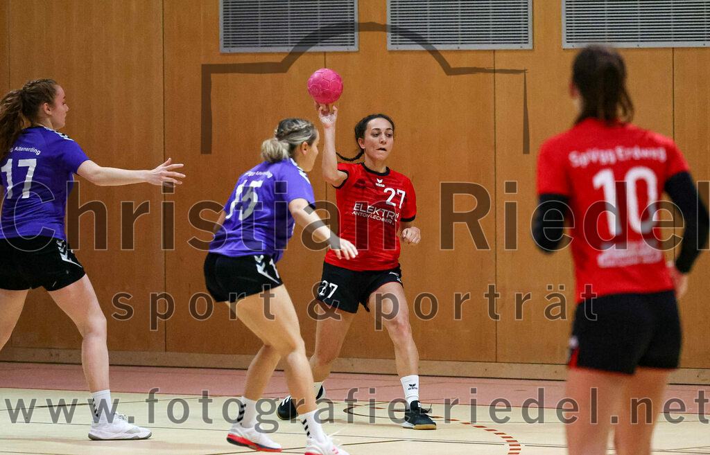 2022-11-05_076_SpVgg_Altenerding_gegen_SpVgg_Erdweg | Erding, Deutschland, 05.11.2022:
Handball, Bezirksoberliga Frauen Altbayern 2022 / 2023, 3. Spieltag, SpVgg Altenerding gegen SpVgg Erdweg, Endergebnis: 27:16

Thea-Sophie Steinbrecher (SpVgg Altenerding, #17), Lena Prem (SpVgg Altenerding, #15), Leonie Nefzger (SpVgg Erdweg, #27)

Foto: Christian Riedel / fotografie-riedel.net