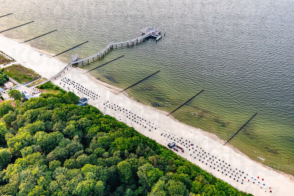 Koserower Seebrücke voin 2021, 279 m lang, Besonderheiten: - Glockenturm von Vineta  Sitzlandschaft für 150 Personen mit Sonnenuntergangskino  Kunstinstallation „Mann mit Glocke" Ausführung B&amp;0 Ingenieure, Hamburg Heuvelman Ibis GmbH, Leer ww | Luftbild: Koserower Seebrücke voin 2021, 279 m lang, Besonderheiten: - Glockenturm von Vineta  Sitzlandschaft für 150 Personen mit Sonnenuntergangskino  Kunstinstallation „Mann mit Glocke" Ausführung B&amp;0 Ingenieure, Hamburg Heuvelman Ibis GmbH, Leer www.seebad-koserow.de in Koserow im Bundesland Mecklenburg-Vorpommern in Deutschland. Foto: IMG_141490.jpg vom 06.06.2024 durch ©2025 Werner Riehm fly-foto.de/copyright - Realisiert mit Pictrs.com
