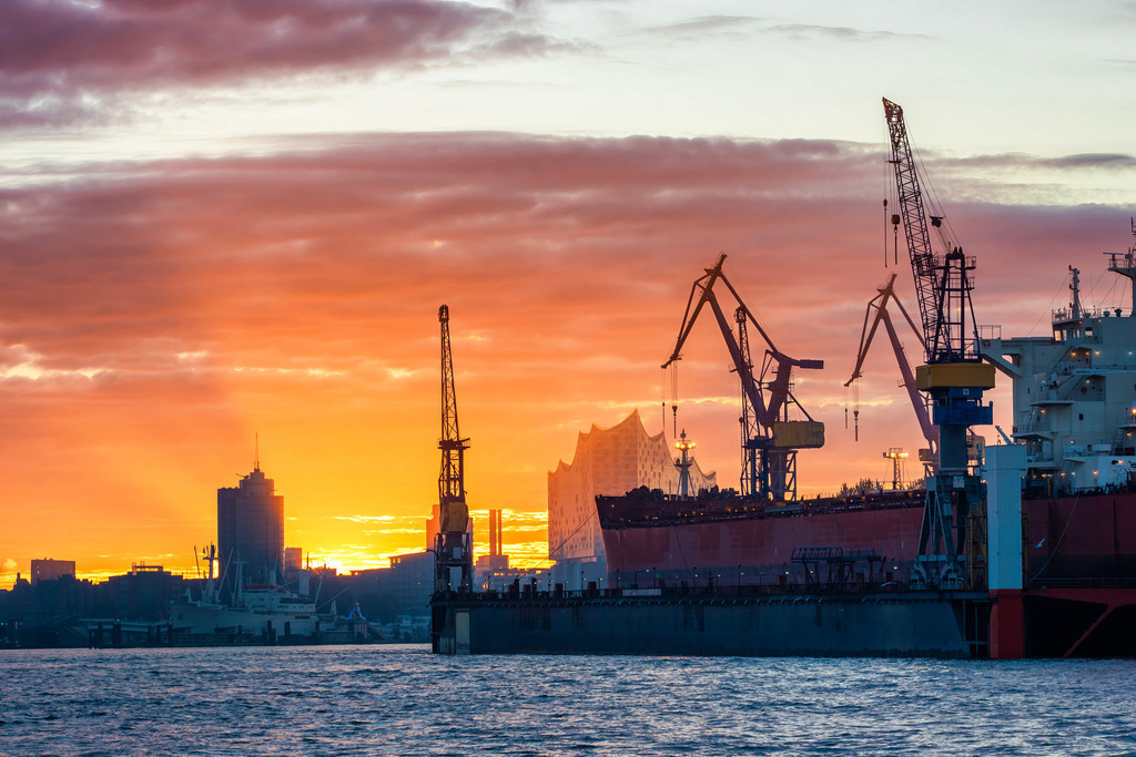 10241121 - Morgenrot im Hamburger Hafen | Blick auf das Dock 10 und die Elbphilharmonie bei einem spektakulären Sonnenaufgang.