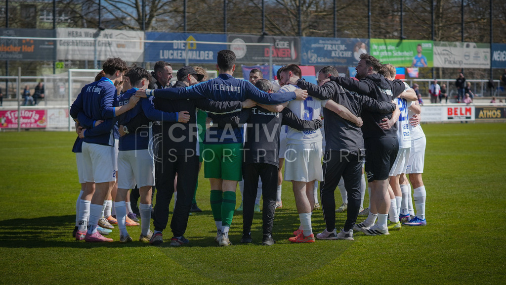 Fußball, Herren, Saison 2025/2026, Regionalliga Nordost, 29. Spieltag, FSV 63 Luckenwalde vs. FC Eilenburg, Samstag 11.04.2026, Werner-Seelenbinder-Stadion Luckenwalde, | Fußball, Herren, Saison 2025/2026, Regionalliga Nordost, 29. Spieltag, FSV 63 Luckenwalde vs. FC Eilenburg, Samstag 11.04.2026, Werner-Seelenbinder-Stadion Luckenwalde, Im Bild: Der Mannschaftskreis des FC Eilenburg vor dem Spiel. - Realisiert mit Pictrs.com