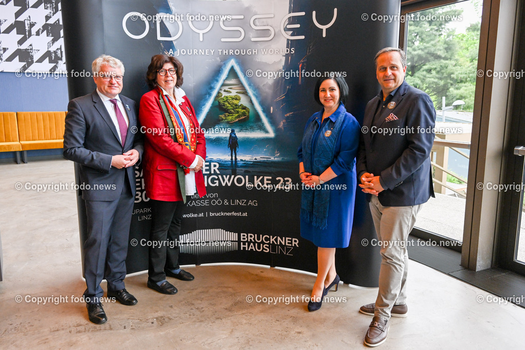 Pressekonferenz Brucknerhaus Linz - KLangwolke 2023_ Odyssey_ 16.05.2023-29 | 16.05.2023, Bruckner Linz, AUT, Pressekonferenz Brucknerhaus Linz - KLangwolke 2023, Odyssey, im Bild Klaus Luger (SP, Bgm. der Stadt Linz), Francesca Zambello (Direction, Regisseurin), Stefanie Christina Huber (Vorstandsvorsitzende Sparkasse Oberoesterreich), Dietmar Kerschbaum (Kuenstlerischer Vorstandsdirektor LIVA, Brucknerhaus-Intendant)