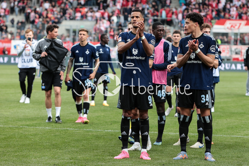 SSV Jahn Regensburg - Hamburger SV | Die Spieler des HSV feiern mit den mitgereisten fAns den Sieg in Regensburg / Jubel / Auswaertssieg / Freude / Ultras / DFL REGULATIONS PROHIBIT ANY USE OF PHOTOGRAPHS AS IMAGE SEQUENCES AND/OR QUASI-VIDEO/ / Daniel HEUER FERNANDEZ / Robert GLATZEL / Jonas DAVID