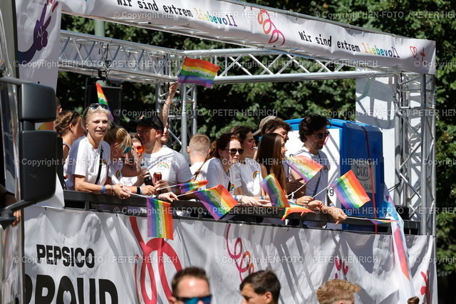 20240810-_11A6531-csd-frankfurt-HEN-FOTO | 10.08.2024 Christopher Street Day CSD Frankfurt 2024 Demonstration Kundgebung Motto der LGBT-Gemeinschaft "Wir sind extrem liebevoll" ab Untermainkai durch die Innenstadt. Vielbunt und Queeres. Ein Zeichen für Toleranz und Gleichberechtigung (Foto: Peter Henrich) - Realisiert mit Pictrs.com