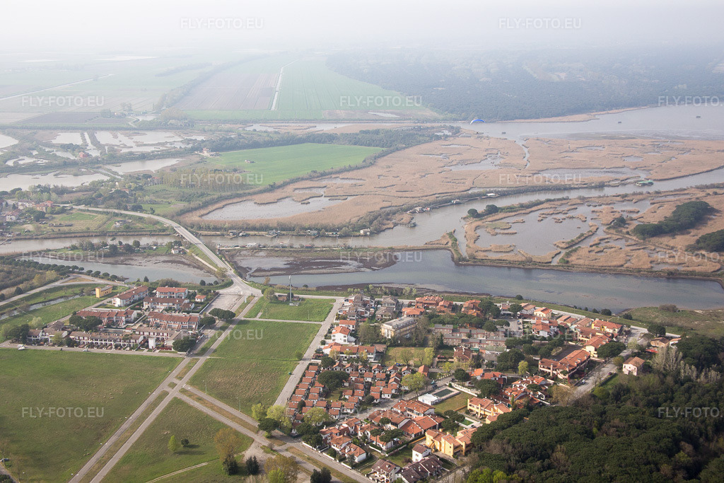 Vue aérienne: Vue de la ville à Bagni dans le département Émilie-Romagne, Italie. Photo: IMG_087256.jpg prise le 05/04/2016 par Werner Riehm/FLY-FOTO.euRésolution de l'original: 5472 x 3648 px