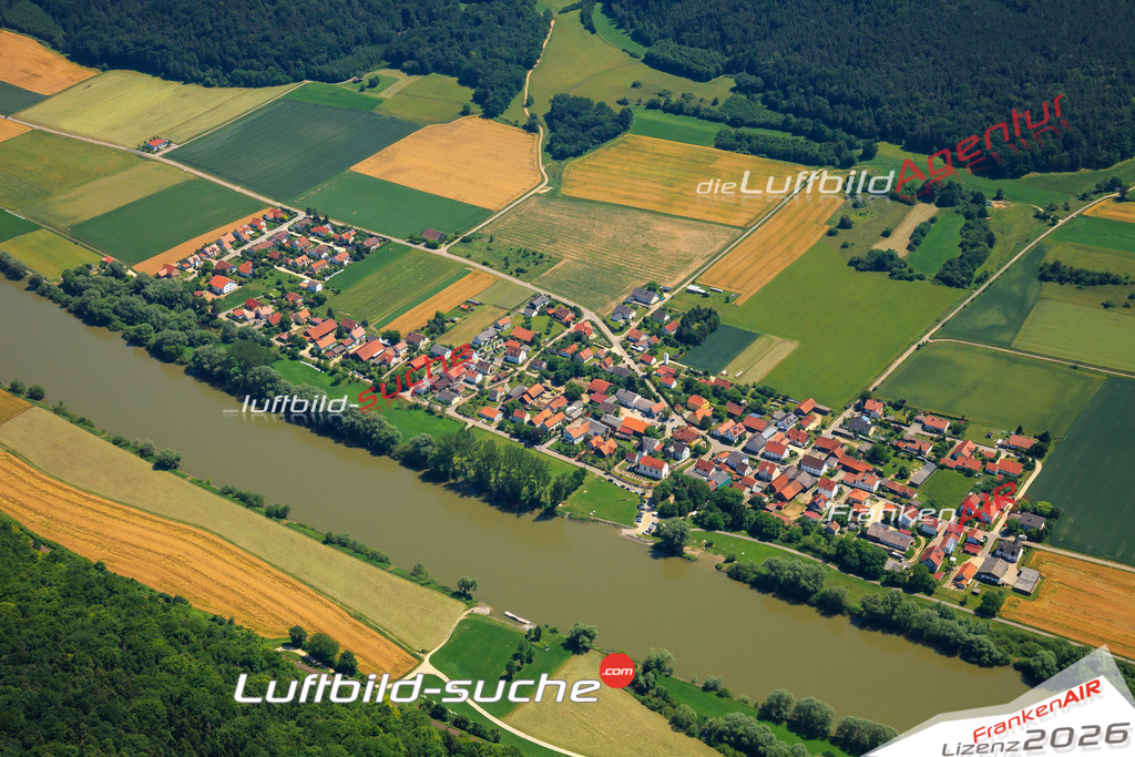 Die Luftaufnahme Matting - Pentling wurde vom UL-Flugzeug (keine Drohne) aus fotografiert.Hohe Druck- Auflösung-die Geschenkidee!