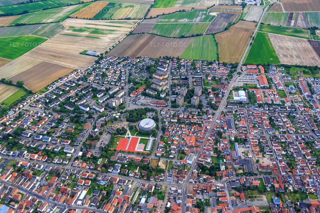 Luftbild: Ortsansicht mit Rundsporthalle in Mutterstadt im Bundesland Rheinland-Pfalz in Deutschland. Foto: IMG_091024.jpg vom 04.07.2016 durch Werner Riehm/FLY-FOTO.de