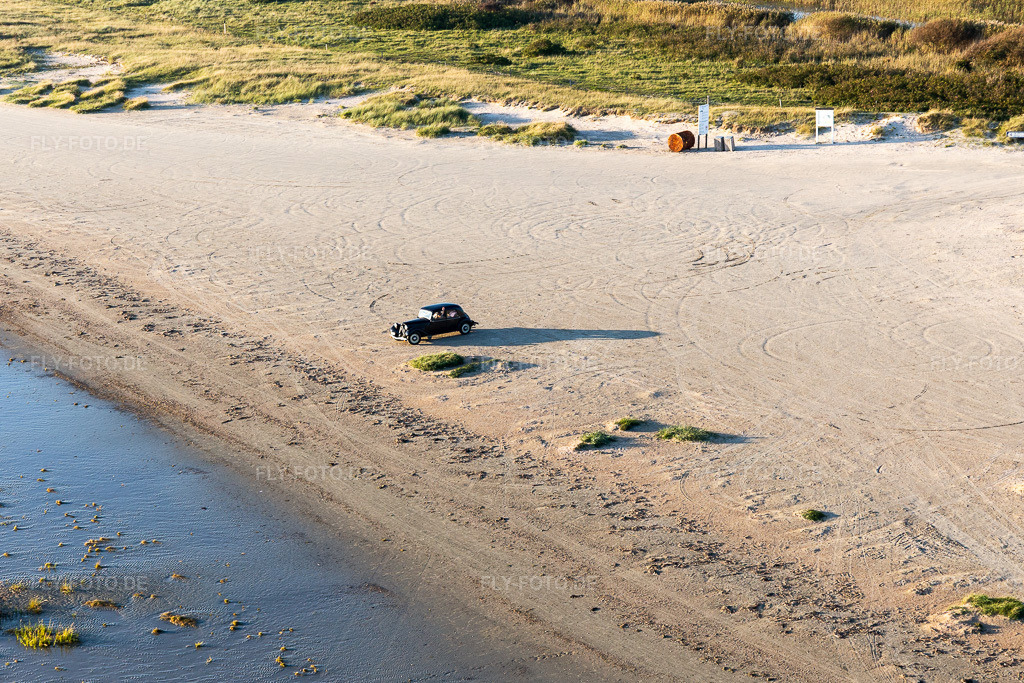 Luftbild: Sandstrand mit Oldtimer Citroen auf der Nordseeinsel in Fanö in Fanø im Bundesland Syddanmark in Dänemark. Foto: IMG_118936.jpg vom 21.09.2019 durch Werner Riehm/FLY-FOTO.de