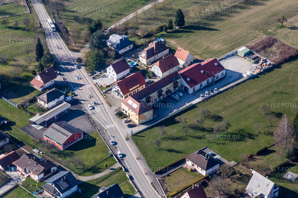 Vue aérienne: Centre commercial Scé Henri Strohm à Betschdorf dans le département Bas Rhin, France. Photo: IMG_097452.jpg prise le 16/03/2017 par Werner Riehm/FLY-FOTO.euRésolution de l'original: 5076 x 3384 px