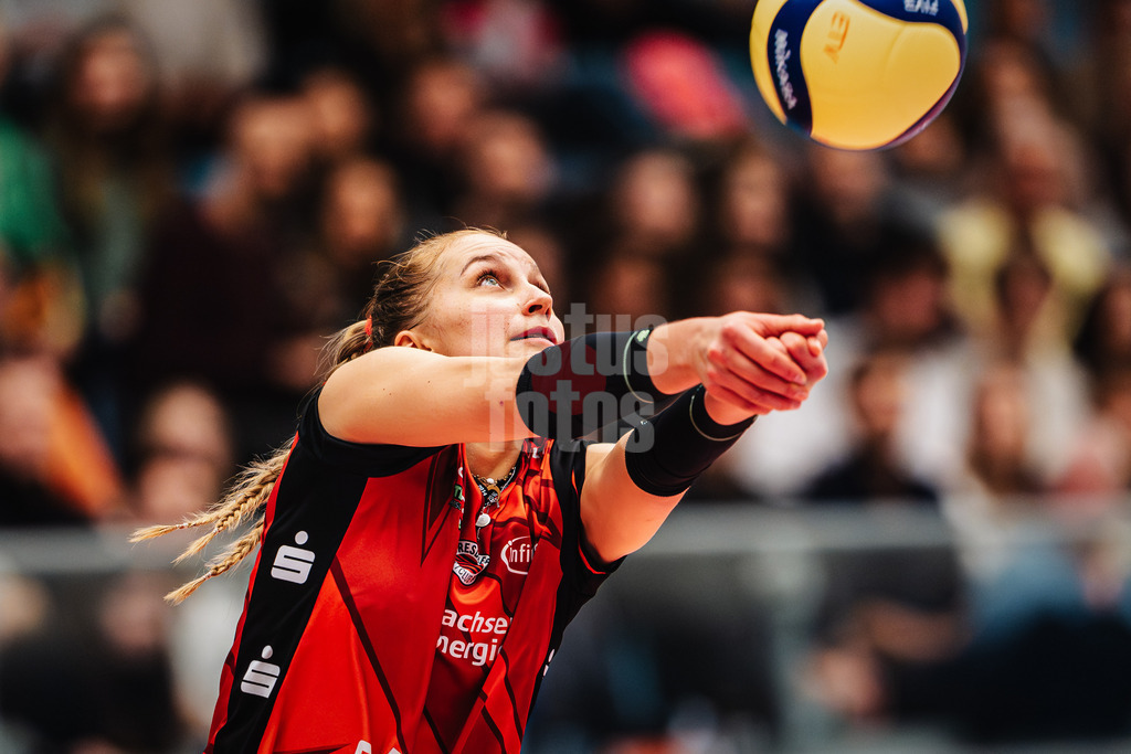 Volleyball | Frauen | Saison 2025/2026 | Volleyball Bundesliga | ETV Hamburger Volksbank Volleys vs. Dresdner SC | 15.11.2025 | Patricia Nestler (#1, Dresdner SC) spielt den Ball