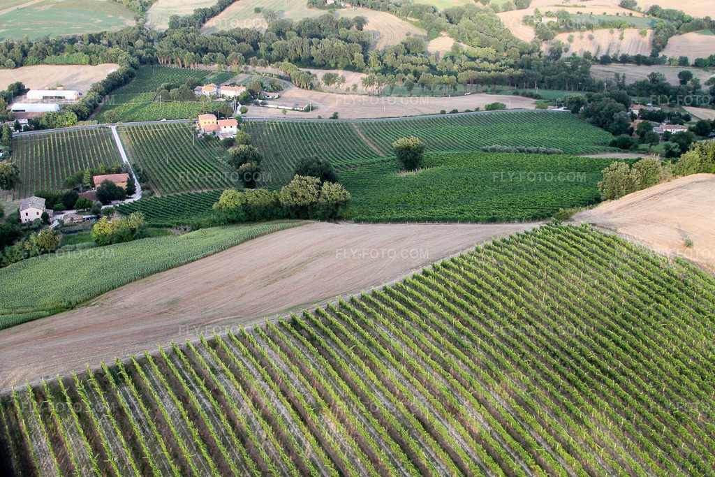 Aerial view: View of the town in Santa Maria della Valle in the state The Marches, Italy. – Photo: IMG_43154.jpg taken on 07/16/2011 by Werner Riehm/FLY-FOTO.com – Resolution of the original: 4272 x 2848 px