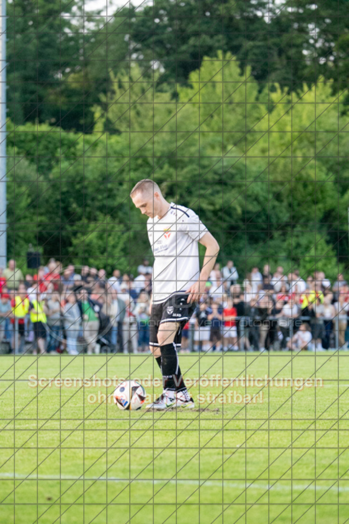 20250616_211307_1116 | #,  TV Eybach (weiß) vs. 1.FC Donzdorf II (rot), Fussball, Entscheidungsspiel 3 in Kreisliga A3 - Bezirk Neckar/Fils, Saison 2024/2025, Rasensportplatz, Staufenecker Str. 41, 73084 Salach, 16.06.2025 - 18:30 Uhr,Foto: PhotoPeet-Sportfotografie/Peter Harich