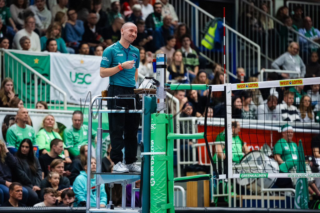 Volleyball, 1. Bundesliga Frauen, Hauptrunde, 8. Spieltag, Saison 2025/2026: USC Münster - Dresdner SC | 1. Bundesliga Frauen, Hauptrunde, 8. Spieltag, Saison 2025/2026, USC Münster empfängt Dresdner SC in der Sporthalle Berg Fidel in Münster. Foto: sportfotografie.ms | Markus Paletta - Realisiert mit Pictrs.com