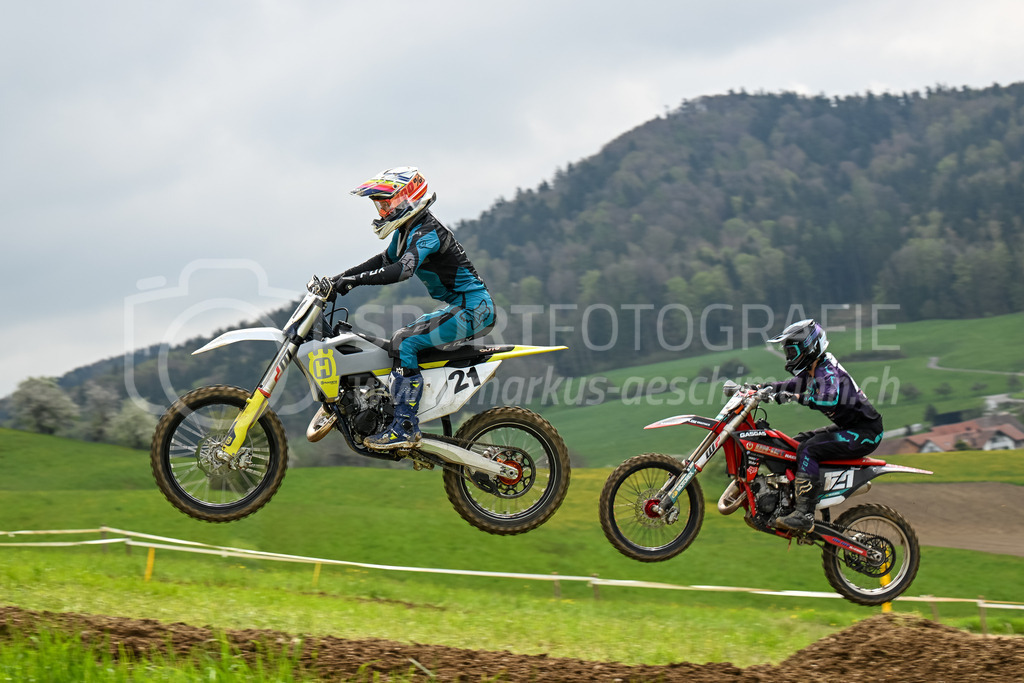 Motocross Schlatt bei Winterthur - 30. April 2023 | #21 Bohle Jana aus Hohenems (AT) auf KTM und #121 Panchaud Sarah aus Ins (CH) auf GASGAS in der Kategorie Swiss MX Women Cup am Motocross Schlatt bei Winterthur, 30. April 2023. 
Instagram: @mx_schlatt | @mc_wila | @sam_schweiz
Bild: Sportfotografie Markus Aeschimann | www.markus-aeschimann.ch - Realisiert mit Pictrs.com
