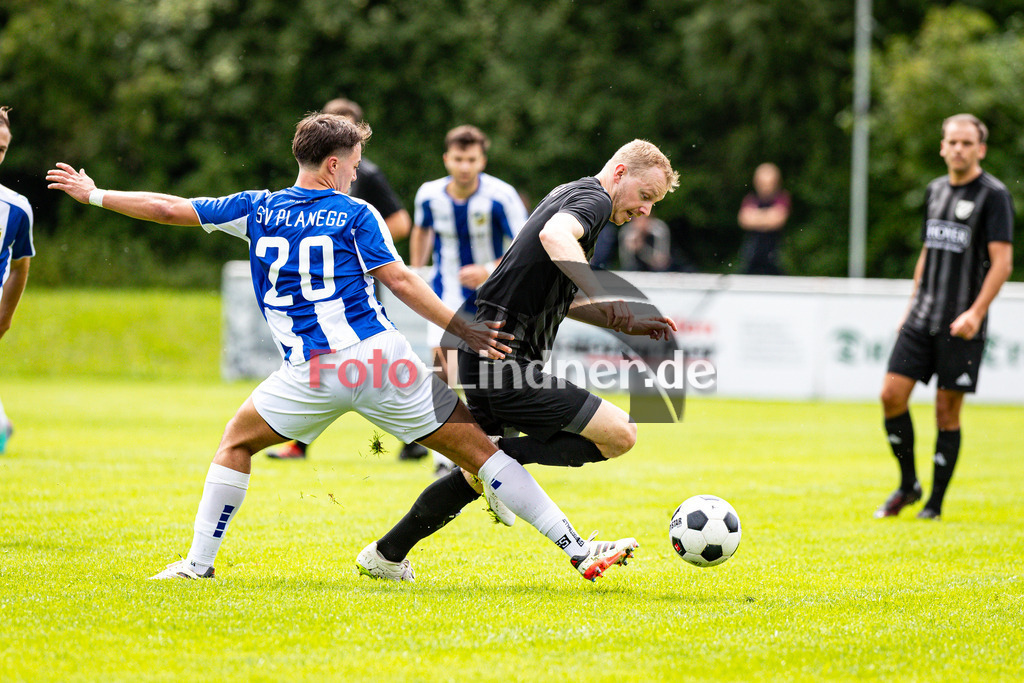 SV Polling gegen SV Planegg-Krailing | Fußball Herren Bezirksliga Oberbayern Süd 2025/26 1. Spieltag, SV Polling gegen SV Planegg-Krailing, 20250727,Zweikampf, 2025-07-27 in Polling (Sportplatz Polling), Philipp SELIGMANN (SV Polling 9), Daniel VELICKOVSKI (SV Planegg-Krailing 20), Copyright: WolfgangxLindner www.foto-lindner.de