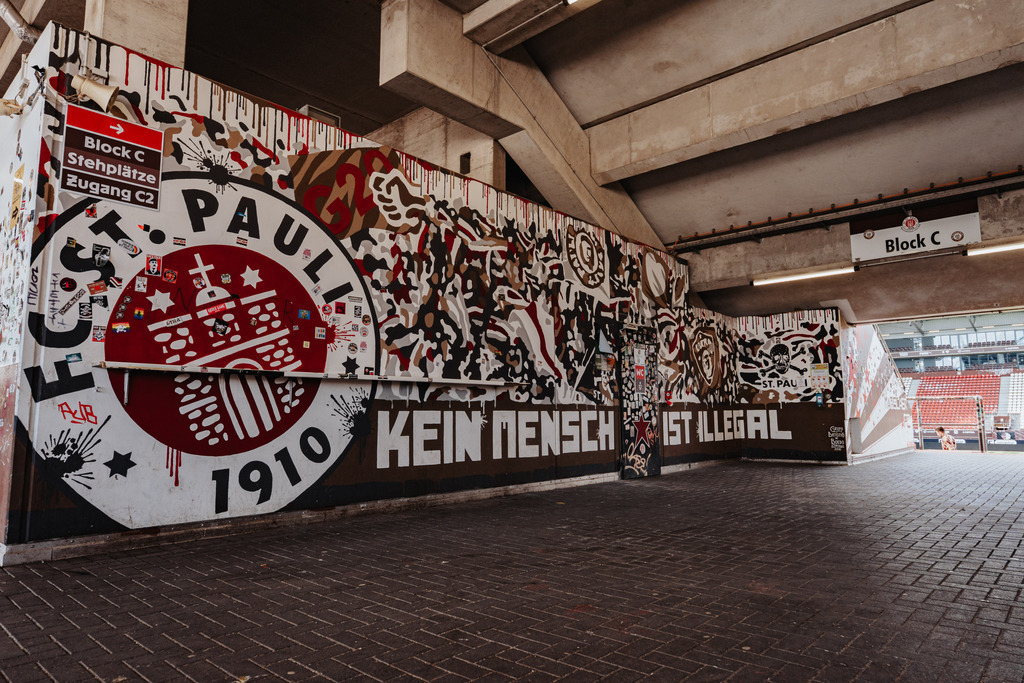 FCS00329 | Der offizielle Shop für FC St. Pauli Fotos. Wähle aus Spielszenen & Fanmomenten dein FCSP Wunschformat. Wir liefern Millerntor-Atmosphäre.