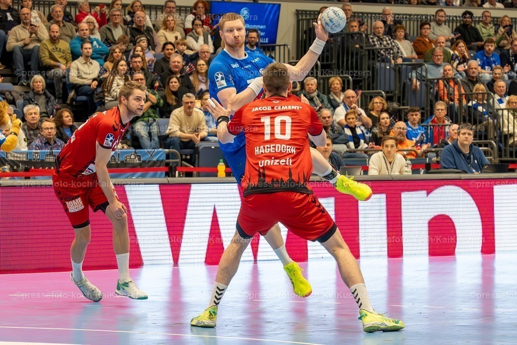 KKU15122401007 | 15.12.2024, xkkux, Handball, 2. HBL, Bergischer HC - VfL Lübeck-Schwartau, Mitsubishi Electric HALLE Düsseldorf, Saison 2024 2025: Johannes Wasielewski (BHC #77) gegen Ole Hagedorn ( VFL Lübeck-Schwartau 10) 