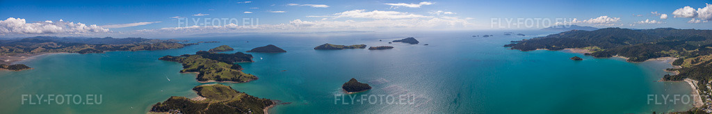Vue aérienne: Panorama du paysage côtier sur la plage de sable du Pacifique Sud dans le district de McGreogor Bay à Coromandel dans le département Waïkato, Nouvelle-Zélande. Photo: IMG_55737-Bearbeitet.jpg prise le 12/01/2013 par Werner Riehm/FLY-FOTO.euRésolution de l'original: 17902 x 2873 px